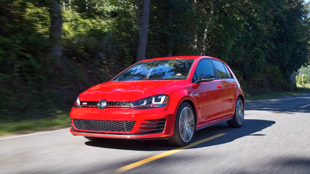 Dù không mang sức mạnh ấn tượng như những dòng xe hiệu suất cao, Volkswagen Golf GTI lại là chiếc xe mang tính biểu tượng của thương hiệu Đức. Được xây dựng trên nền tảng khung gầm MQB của Volkswagen, xe có hai khung phụ gắn liền với chắn bùn phía trước và sử dụng công nghệ hàn kẹp laser, tạo ra mối hàn chắc chắn gấp 4 lần mối hàn truyền thống. Xe sở hữu động cơ i4 2,0 lít tăng áp có công suất 220 mã lực và mô-men xoắn cực đại 350 Nm.