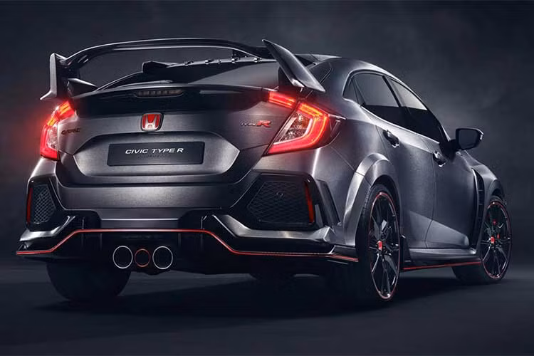 Động cơ của Civic Type R ddược trang bị là VTEC 4 xy-lanh, tăng áp, dung tích 2.0 lít, đồng hành cùng hộp số sàn 6 cấp. Tại thị trường Malaysia, Honda Civic Type R 2017 sở hữu công suất tối đa 306 mã lực tại vòng tua máy 6.500 vòng/phút và mô-men xoắn cực đại 400 Nm tại dải vòng tua từ 2.500 - 4.500 vòng/phút.