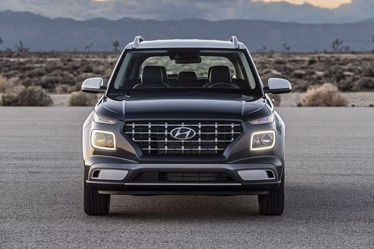 Tại thị trường Ấn Độ, giá xe Hyundai Venue bán ra quy đổi ra tiền Việt chỉ từ 650.000 đến 1.840.000 Rupee (tương đương khoảng 218 - 617 triệu đồng). Nhờ vào lợi thế về giá bán cộng với thiết kế trẻ trung, khoẻ khoắn và trang bị đi kèm tốt, Hyundai Venue dễ dàng lấy được thiện cảm từ người tiêu dùng. Theo dự tính, mẫu xe này sẽ được lắp ráp tại Việt Nam vào năm 2020.