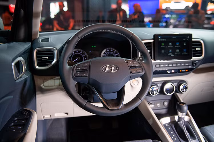 Với mức giá rẻ, không thể mong đợi Hyundai Venue hoàn toàn mới sẽ sở hữu một nội thất sang trọng với các vật liệu cao cấp - chiếc xe sử dụng các chi tiết nhựa ốp cứng với bề mặt giả vân da. Tương tự, các ghế ngồi cũng được bọc nỉ kết hợp với da giả. Chỉ có vô-lăng có vẻ sang trọng một chút khi chia sẻ chung thiết kế với một số dòng Hyundai cao cấp hơn và được bọc vành da.