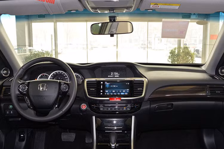 Chưa có thông tin về nội thất của xe sedan Honda Inspire. Do đó, chưa thể khẳng định Honda Inspire có được trang bị nội thất như Accord 2018 hay không. Tuy nhiên, những hình ảnh hé lộ về mẫu xe này cho thấy nó cũng tương tự như "người anh em" của mình nhưng được thay đổi đôi chút.