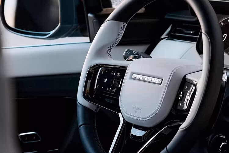 Giống như mẫu xe tiêu chuẩn , Range Rover Sport SV Park City Edition có động cơ V8 4.4 lít tăng áp kép sản sinh công suất 626 mã lực và mô-men xoắn 749Nm.