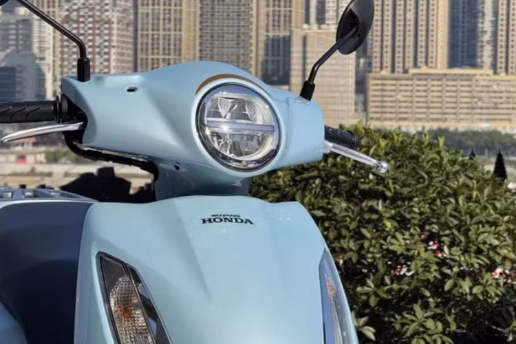 Còn tại Trung Quốc, cái tên Spacy vẫn được duy trì với dòng xe ga Honda Spacy có thiết kế nhỏ nhắn, với những cải tiếng đáng kể về cả mặt thiết kế. Vừ mới đây, mẫu xe ga Honda Spacy 2024 mới đã được đưa ra thị trường tỷ dân. 