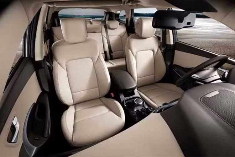 Ngoài ra, hàng ghế thứ 3 trên phiên bản 2019 của Hyundai Santa Fe được dự đoán sẽ thoải mái hơn với người ngồi sau, và có thể nhanh chóng được gập lại bằng một nút bấm trong trường hợp cần thêm diện tích để đồ.