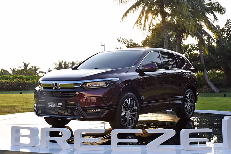 Hãng xe Nhật Bản vừa giới thiệu Honda Breeze 2020 mới - mẫu crossover cỡ C được phát triển dựa trên CR-V và dành riêng cho thị trường Trung Quốc. Breeze là sản phẩm của Guangqi Honda - liên doanh của thương hiệu Honda Nhật Bản với đối tác GAC Group. Trong khi đó, CR-V lại do liên doanh Dongfeng Honda sản xuất.