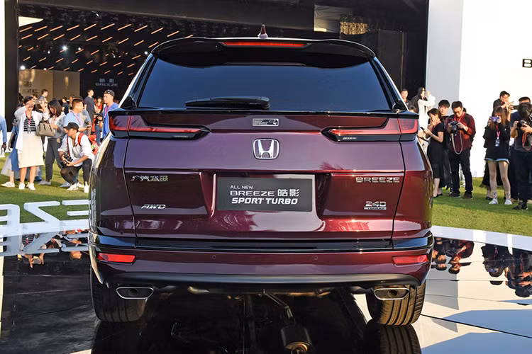 Đằng sau, Honda Breeze hoàn toàn mới đi kèm thiết kế đơn giản hơn CR-V, nhất là cụm đèn hậu. Cụm đèn hậu này không được nối với thanh mạ crôm ở giữa như trên Honda CR-V. Dưới nữa là ống xả hình thang và đèn phản quang thanh mảnh, khác với Honda CR-V. Tùy phiên bản, Honda Breeze 2020 sẽ được trang bị 1 hoặc 2 ống xả.