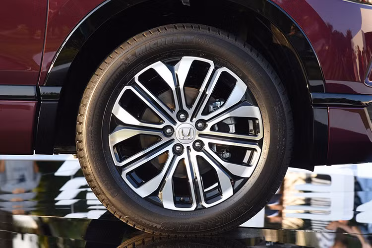 Không chỉ được điều chỉnh nhẹ về kích thước, Honda Breeze 2020 còn sở hữu một số điểm khác biệt trong thiết kế so với CR-V. Xe sẽ có 3 loại vành 17 inch, 18 inch và 19 inch. Ngoài ra, Honda Breeze 2020 còn có phiên bản Black Edition với nhiều chi tiết ngoại thất màu đen, bao gồm vành la-zăng, các cột, cản sau và vỏ gương chiếu hậu.