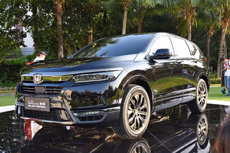Hệ thống động cơ hybird này bao gồm máy xăng Atkinson Cycle 4 xi-lanh, hút khí tự nhiên, dung tích 2.0 lít và mô-tơ điện, tạo ra công suất tối đa 215 mã lực. Hiện giá xe Honda Breeze 2020 vẫn chưa chính thức được công bố. Tuy nhiên, các đại lý Honda tại Trung Quốc đã hé lộ giá khởi điểm dự kiến của mẫu crossover cỡ C này là 180.000 Nhân dân tệ (khoảng 586 triệu đồng).