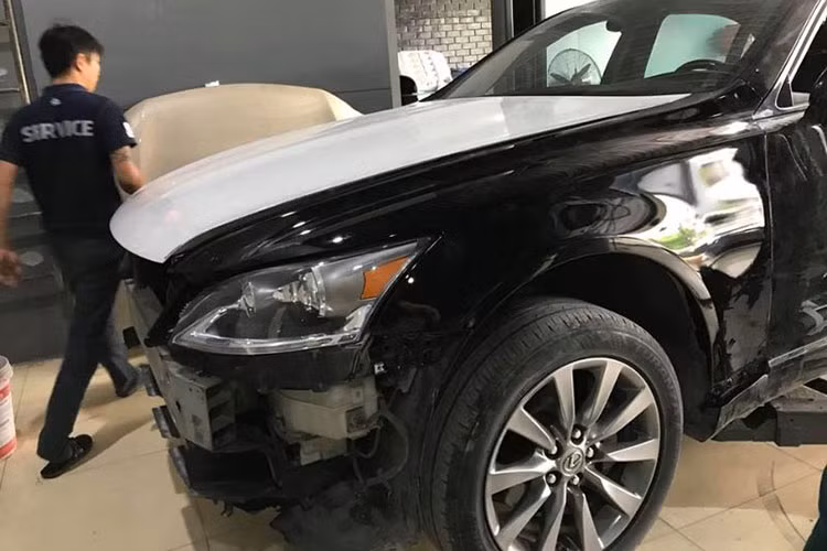 Chiếc Lexus LS 460L đời 2008 được làm mới toàn bộ phần đầu và đuôi đã được xưởng độ nhập nắp ca-pô, cản trước mới, lưới tản nhiệt hình con suốt mạ crôm cỡ lớn, các vòm bánh xe...để thay mới hoàn toàn cho xe cũ.