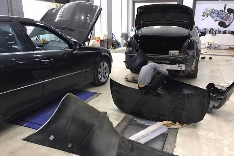 Nắp cốp của chiếc xe Lexus LS 460L đời cũ cũng đã được các tay thợ Việt thay bằng loại mới để phù hợp với việc thay cụm đèn hậu LED mới.