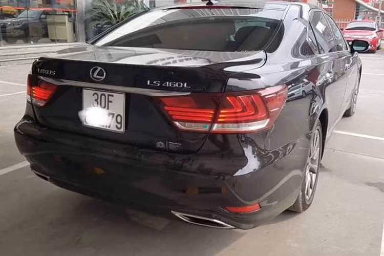 Nếu lăn bánh trên đường, chắc chắn sẽ ít người có thể nhận ra đây là một chiếc xe sedan hạng sang Lexus LS 460L đời 2008 được chủ nhân độ lại.