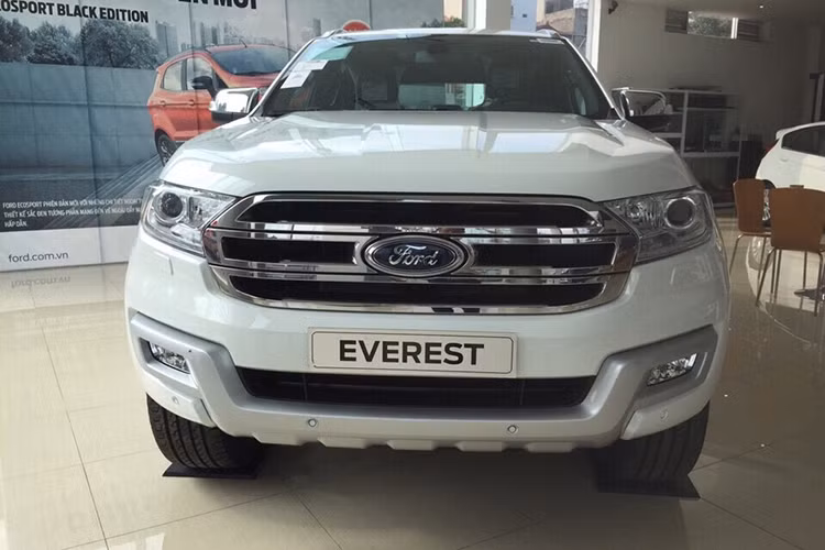 Đặc biệt, Everest bản nâng cấp 2019 có thêm hàng loạt công nghệ mới như cảnh báo va chạm phía trước (trên bản Titanium), phanh tự động khẩn cấp AEB, cảm biến áp suất lốp và hệ thống kiểm soát hành trình thích ứng, cửa hậu đóng mở rảnh tay, nghĩa là có thể đá chân mở cốp; …