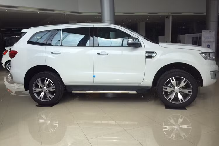 Không chỉ có động cơ và hộp số hoàn toàn mới, Everest 2019 còn có thiết kế mới với lưới tản nhiệt dạng tổ ong mới, đèn pha HID, tấm ốp thể thao dạng cánh én. Trong khi bản Titanium 2 cầu sử dụng vành hợp kim 20 inch thì các bản còn lại dùng vành 18 và 17 inch. Nội thất của xe có những điểm nhấn như nội thất da, tông màu đen, khoá thông minh, khởi động nút nhấn, thống giải trí SYNC 3…