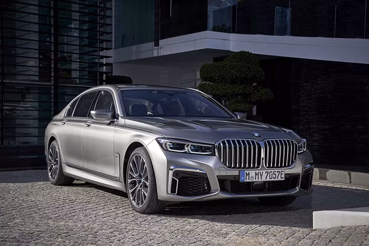Theo nguồn tin từ BMWBlog, hãng xe Đức sẽ sớm cung cấp phiên bản BMW M750Le hiệu suất cao trong thế hệ G20 của BMW 7-Series. M750Le sẽ sử dụng động cơ 6 xi-lanh thẳng hàng kết hợp với động cơ điện, để cho ra công suất lên tới 550 mã lực và mô-men xoắn cực đại 800Nm.