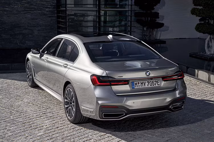 Đặc biệt, đối với những khách hàng không quan tâm đến tùy chọn M Performance mạnh mẽ, hãng xe sang BMW sẽ vẫn cung cấp thêm những nâng cấp 750Le mà không có các tính năng M kèm theo.