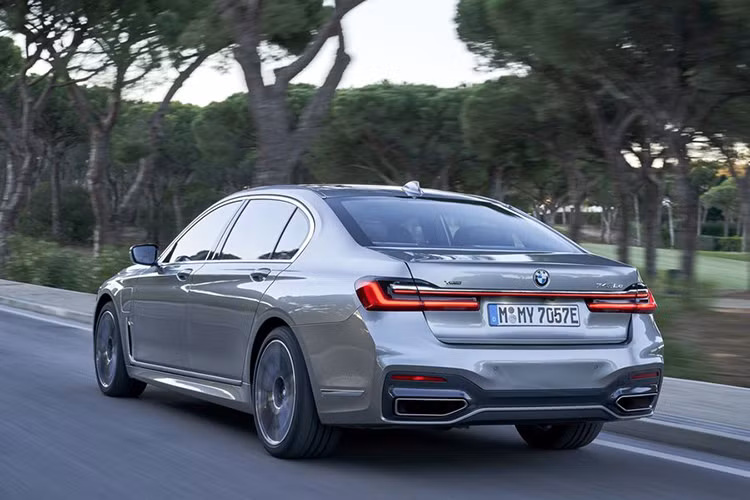 Bên cạnh các biến thể hybrid nói trên, 7-Series cũng được đồn đoán sẽ có một phiên bản điện 100%, chiếc xe có thể sẽ được đặt tên là i7 và sẽ ra mắt vào năm 2021. Dung lượng pin của i7 sẽ ở khoảng 80 - 100 kWh, cho phạm vi chạy lên tới 700km.