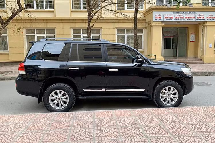 Phiên bản 2016 này vẫn được nhà sản xuất xe hơi Toyota sử dụng hệ thống khung gầm body-on-frame (thân đặt trên khung rời, phân biệt với loại khung xe nguyên khối monocoque) của Land Cruiser 2008. So với các phiên ban tước đóm xe được nâng cấp thiết kế mạnh mẽ hơn, đi kèm những công nghệ hàng đầu hiện nay.