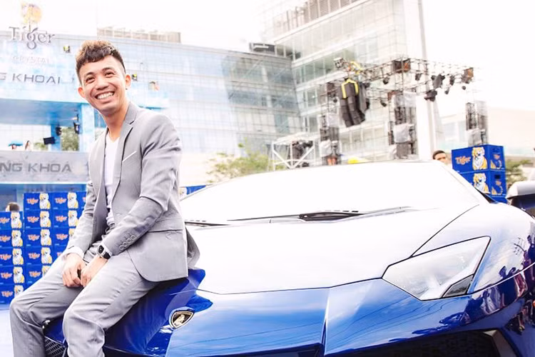 Aventador LP750 SV là chiếc Lamborghini đắt thứ hai tại Việt Nam, chỉ sau phiên bản LP750 mui trần mới được nhập về Hà Nội. Đây cũng là siêu xe Aventador SV Coupe đầu tiên và duy nhất được đưa về Việt Nam hồi tháng 7/2016 với nguyên bản là màu xanh nước biển.