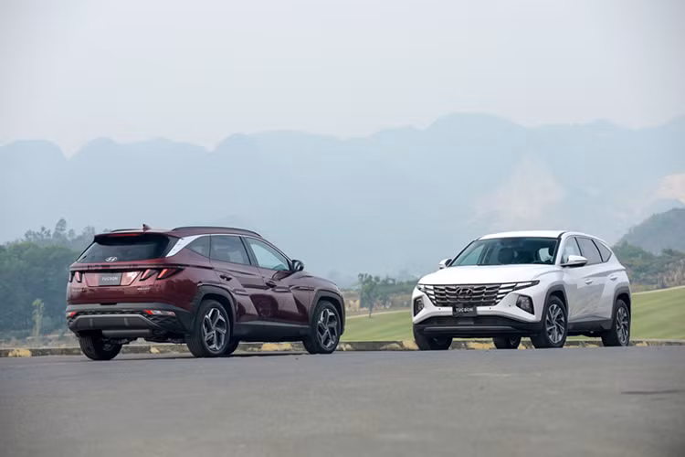 Cụ thể, Hyundai Tucson bản 2.0 Xăng tiêu chuẩn sẽ có giá mới là 799 triệu đồng, tăng 30 triệu đồng so với tháng trước. Phiên bản 2.0 Xăng đặc biệt có giá 879 triệu đồng, tăng 40 triệu đồng.