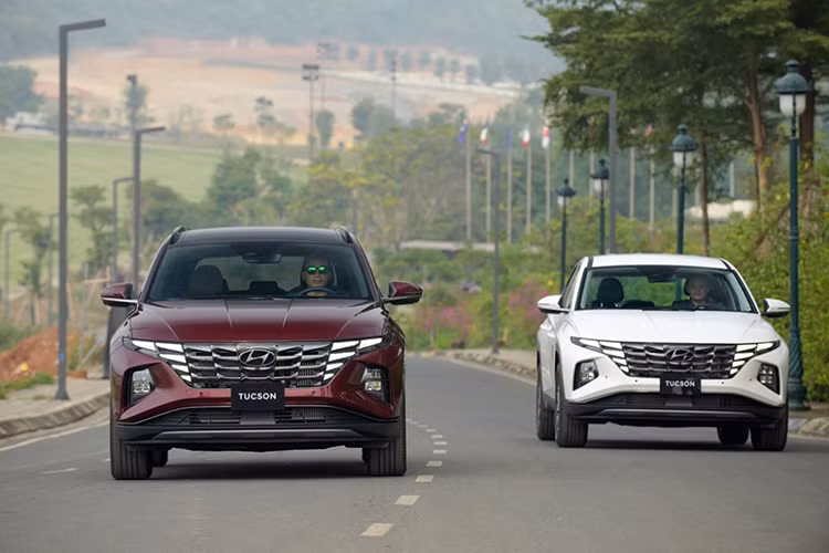 Trong khi đó, bản 2.0 Diesel đặc biệt có giá mới là 959 triệu đồng, cao hơn tháng trước 90 triệu đồng. Với bản 1.6 Turbo cao cấp nhất, giá tăng cũng tăng tương ứng 60 triệu đồng lên 959 triệu đồng.