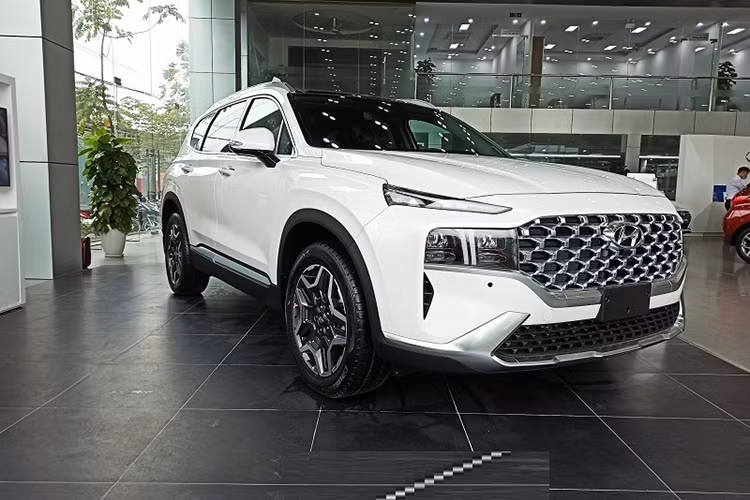 SantaFe thế hệ hiện tại là phiên bản nâng cấp của thế hệ thứ 4, được giới thiệu tại Việt Nam vào tháng 5/2021. Xe sở hữu thiết kế mang xu hướng "cơ bắp" hơn với lưới tản mạ Crom dạng lục giác sang trọng. Điểm nhấn là bộ đèn định vị chạy ban ngày Daytime Running Light (DRL) tạo hình T-Shaped nổi bật, làm nên nét sang trọng đẳng cấp cho mẫu xe.
