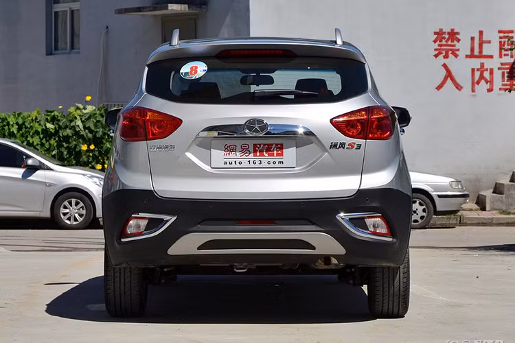 Đặc biệt logo "ngôi sao 5 cánh" của JAC Refine S2 làm nhiều người liên tưởng tới logo nổi tiếng của thương hiệu ôtô nổi tiếng tại Đức.