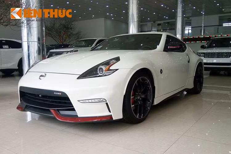 So với phiên bản Coupe tiêu chuẩn, ngoại hình Nissan 370Z Nismo 2015 gây ấn tượng với cản trước và cản sau khí động học do Nismo phát triển đi cùng các chi tiết màu đỏ làm điểm nhấn.