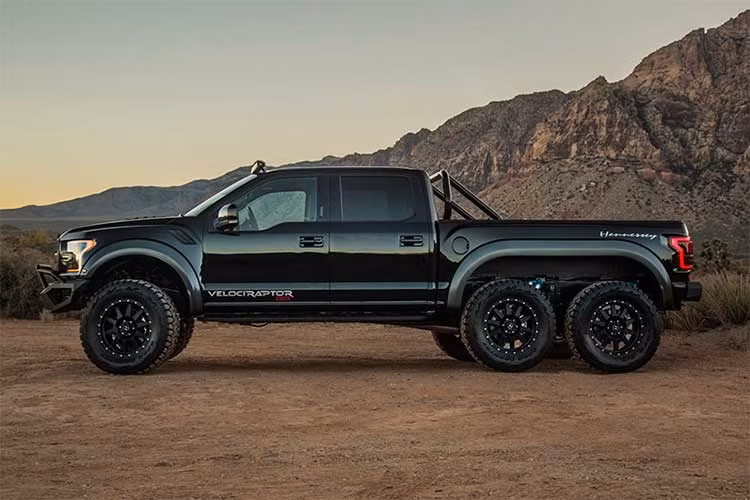 Hennessey VelociRaptor 6x6 là bản độ từ chiếc Ford F-150 Raptor 2018, xe có khung gầm được kéo dài với 06 bánh. Hệ thống giảm xóc trên xe cũng được nâng cấp, xe sử dụng bộ mâm đa chấu có kích thước 20 inch và lốp xe off-road từ thương hiệu lốp Toyo Tires, cản trước và sau thiết kế hầm hố hơn, thanh giằng bằng thép (roll-bar).