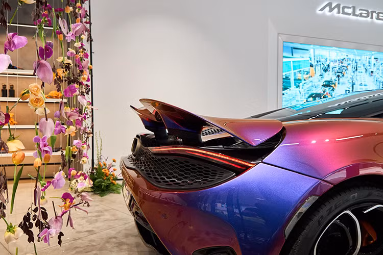Là một siêu xe thể thao hiệu suất cao, McLaren 750S được trang bị nhiều bộ phận tối ưu để hoạt động an toàn khi chạy ở tốc độ cao như đĩa phanh carbon ceramic, kẹp phanh nguyên khối và lốp Pirelli P Zero Trofeo R.