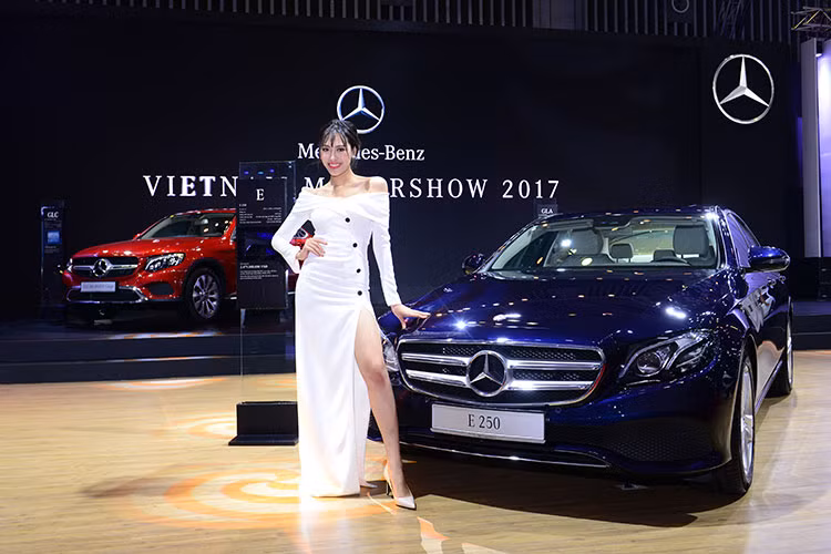Lưới tản nhiệt 2 nan đơn thuần nay được cách điệu đục lỗ, tạo điểm nhấn và hiệu quả khí động học. Cụm đèn hậu LED được thiết kế lại với hai sợi quang song song, vuông vức với hiệu ứng pha lê đẹp mắt.