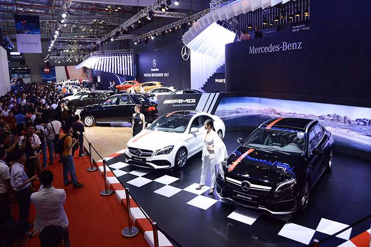 Gian hàng của Mercedes-Benz Việt Nam là một trong khu trưng bày có diện tích lớn và nhiều sản phẩm nhất tại Triển lãm ôtô Việt Nam 2017. Tại gian hàng của thương hiệu xe sang Đức có tới 25 mẫu xe khác nhau, bao gồm 13 xe trưng bày trong nhà và 12 xe ở khu vực ngoài trời. Tổng giá trị của 25 mẫu xe này là hơn 60 tỷ đồng.