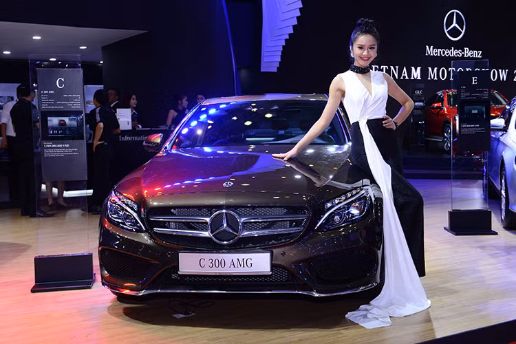 Nhìn tổng thể, dù có kích thước vừa phải nhưng GLA lại có thiết kế rất cơ bắp với vòm bánh xe mở rộng, gờ bánh xe cơ bắp vắt ngang trên vòm bánh sau kết hợp cùng cột C uốn vào bên trong. Phiên bản mới của mẫu xe này với giá để hành lý bằng hợp kim nhôm cùng các tấp ốp cản, ốp gầm một lần nữa khẳng định DNA địa hình của GLA.