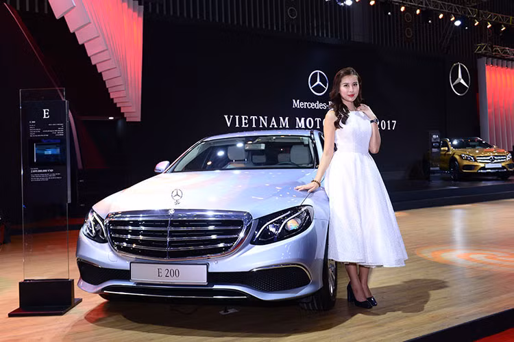 Tại VMS 2017, Mercedes-Benz cũng chính thức giới thiệu ra thị trường mẫu xe Mercedes E-Class 2017 phiên bản được lắp ráp CKD tại Việt Nam. Các mẫu xe này sẽ sử dụng chung nền tảng chassis dẫn động cầu sau của Mercedes với tên gọi MRA, giống như C-Class và S-Class.