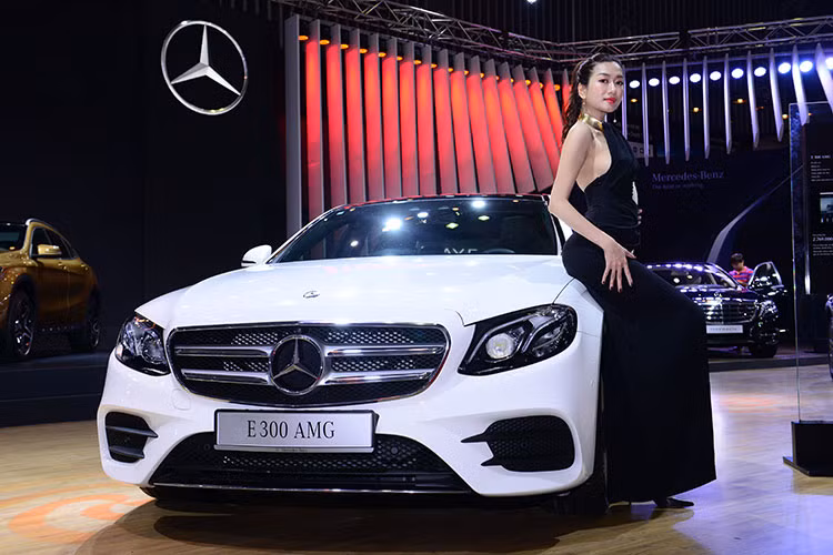 Thiết kế ngoại thất của E-Class mới là sự tổng hòa của 3 yếu tố: sự thời thượng, cá tính lịch lãm và chất thể thao. Giống như nhiều mẫu Mercedes đời mới khác, E-Class cũng được thiết kế theo ngôn ngữ Sensual Purity, khiến chiếc xe mang nhiều nét tương đồng với các dòng S-Class và C-Class đã ra mắt trước đó.