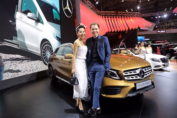 Khởi động tại VMS 2017 năm nay, Mercedes-Benz tại Việt Nam cũng đã giới thiệu ra thị trường phiên bản nâng cấp cho mẫu sedan bán chạy C-class. Tất cả phiên bản C-Class bao gồm C 200, C 250 Exclusive và C 300 AMG sẽ sử dụng hộp số tự động 9 cấp 9G-TRONIC.