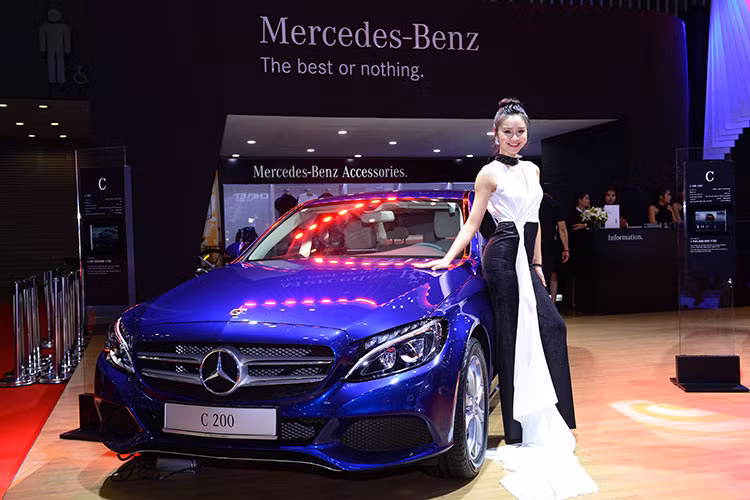 Tuy nhiên, đáng chú ý nhất tại gian hàng của thương hiệu này phải kể đển chiếc SUV GLA mới với hai phiên bản GLA 200 và GLA 250 4MATIC.