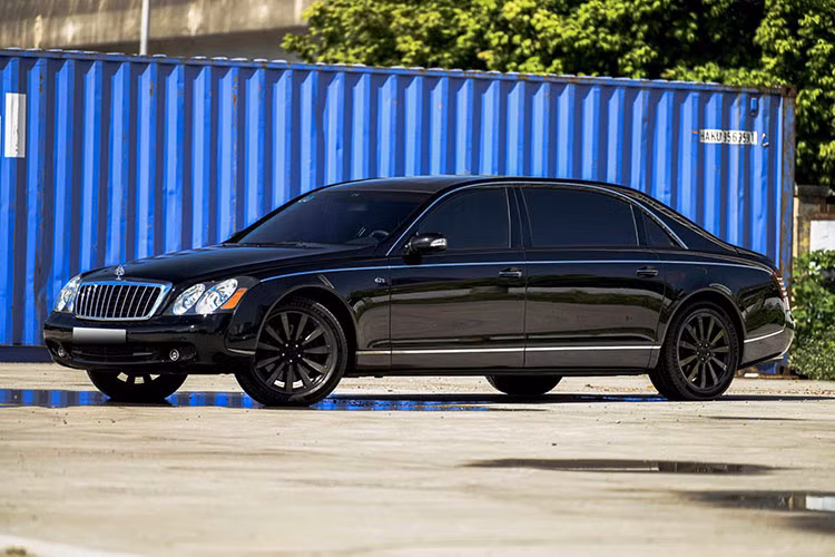 Còn về chiếc xe Maybach 62S gắn siêu biển 51L-000.01, đây là dòng xe siêu sang xuất hiện vào tháng 11 năm 2006 tại triển lãm Auto China 2006 ở Bắc Kinh. Đến năm 2013, thương hiệu xe Maybach đã bị Mercedes-Benz khai tử và mở ra 1 chương mới cho dòng xe siêu sang của mình.