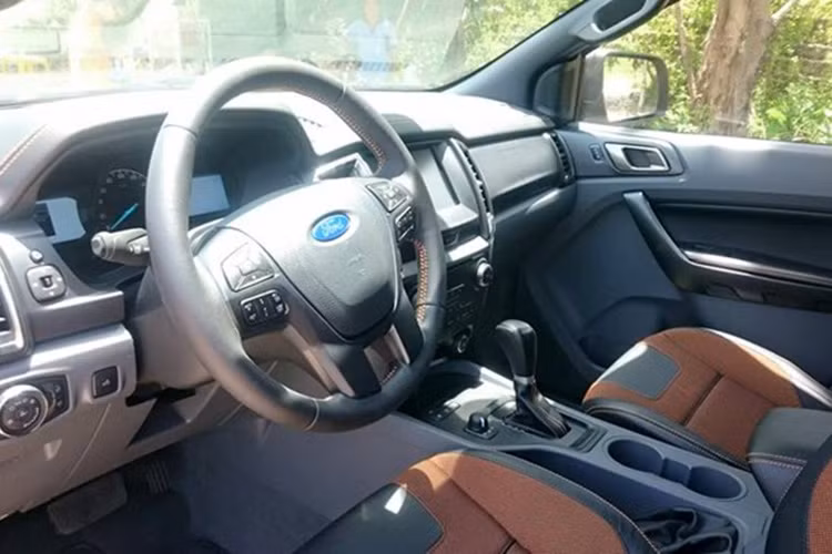 Bên trong, Ranger Wildtrak 2015 sở hữu vô lăng 4 chấu thể thao tích hợp nút bấm tiện ích.