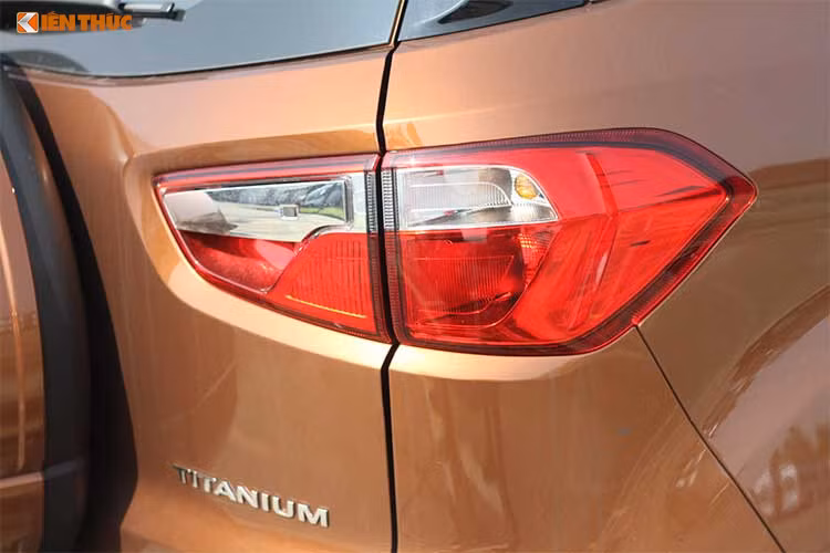 Xe sở hữu kích thước dài 4.345 mm, rộng 1.785 mm, cao 1.659 mm và chiều dài cơ sở ở mức 2.519 mm. Xe được trang bị vành xe hợp kim nâng từ 16 lên 17 inch, thiết kế đa chấu. Bản Trend chỉ có đèn halogen, vành sắt và ốp bên ngoài. Bản Titanium trở lên sẽ được trang bị thêm thanh giá nóc tiêu chuẩn. 