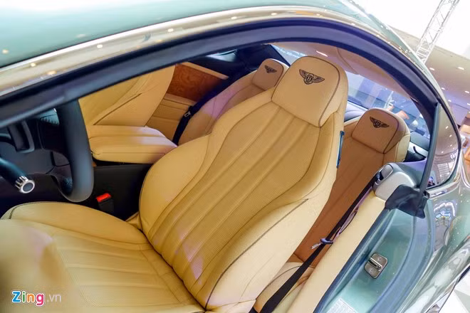 Bentley Continental GT được bố trí bốn chỗ ngồi. Muốn vào băng ghế sau, hành khách phải kéo ghế lái và hơi gập về phía trước. Mặc dù là xe coupe, Bentley vẫn rộng rãi tương tương chiếc sedan cỡ lớn nhờ trục cơ sở dài. Người ngồi sau không bị gò bó như đối thủ của nó là BMW M6.