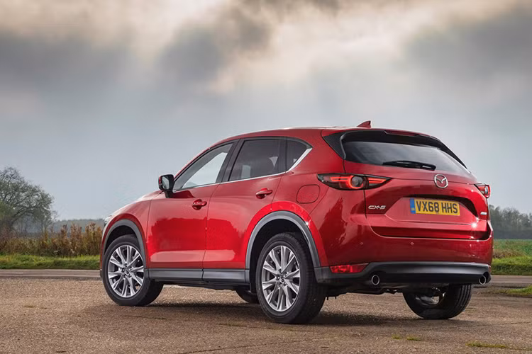 Theo nhà sản xuất, độ sang trọng và tiện nghi của bản Mazda CX-5 GT Sport Nav+ 2019 và trên chiếc Mazda6 ra mắt gần đây là gần như tương đương nhau. Trong khi ngoại thất chỉ được tinh chỉnh nhẹ với bộ mâm hợp kim 19 inch, thì ở bên trong, nội thất xe đã có sự nâng cấp rõ rệt hơn.