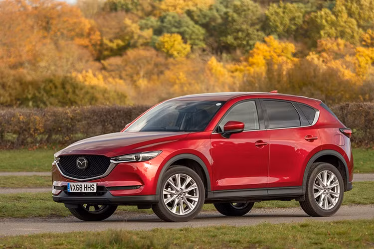 Mấu crossover cỡ nhỏ Mazda CX-5 2019 mới đã chính thức được mở bán ở một số thị trường. Cụ thể tại Vương quốc Anh, CX-5 2019 có 3 phiên bản gồm SE-L Nav+, Sport Nav+, GT Sport Nav+. Trong đó, mô hình cao cấp nhất GT Sport Nav+ có giá bán lên tới 37.195 bảng Anh (khoảng 47.430 USD - tương đương 1,1 tỷ đồng).