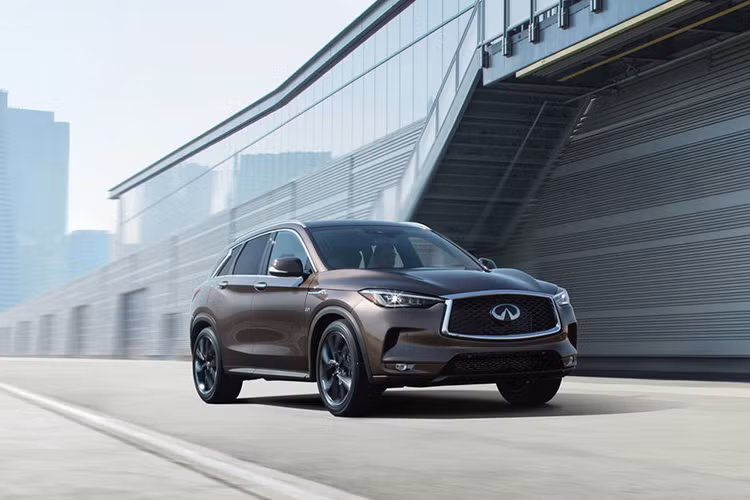 Nếu giá xe Infiniti QX50 mới là 2,5 tỷ đồng tại Việt Nam thì nó sẽ cùng tầm giá với Audi Q5 và Lexus NX300, có nghĩa là cao hơn 2 đối thủ Mercedes-Benz GLC (1,7-2,289 tỷ đồng) và BMW X3 (khoảng 2 tỷ đồng).
