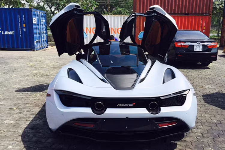 Tại thị trường Anh Quốc, mẫu siêu xe McLaren 720S có giá bán khởi điểm cho phiên bản tiêu chuẩn từ 208.000 Bảng Anh trong khi đó giá của xe tại Việt Nam hiện vẫn chưa được đơn vị nào tiết lộ. Chiếc 720S đầu tiên tại Việt Nam sở hữu ngoại thất màu xám, nội thất bọc da màu da bò.