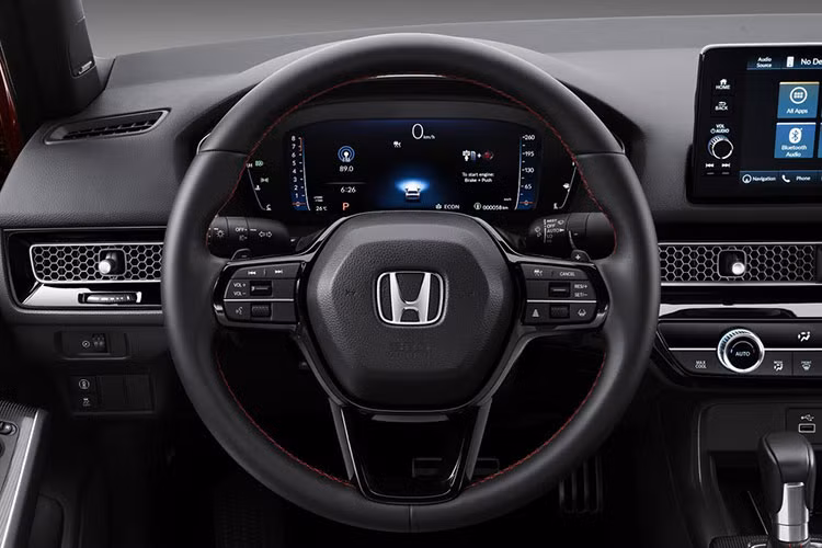 Ở phiên bản RS, xe được trang bị bảng đồng hồ kỹ thuật số 10,2 inch, màn hình giải trí 9 inch có kết nối Apple CarPlay không dây đi kèm 12 loa Bose cao cấp, sạc điện thoại không dây và đang chú ý là ứng dụng kết nối điện thoại Honda Connect giúp chủ sở hữu nắm bắt tình trạng của xe, cảnh báo chống trộm, khóa/mở cửa,…