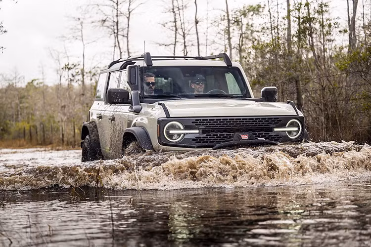 Đặc biệt, Ford Bronco hoàn toàn mới còn được trang bị gói Trail Toolbox, bao gồm một loạt các công nghệ giúp người dùng trải nghiệm các cuộc hành trình off-road hoang dã. Với xu hướng nhắm tới các mẫu xe gầm cao, mang tính việt dã và cơ bắp, Ford Bronco nhiều khả năng sẽ tạo đột phá khi về Việt Nam.