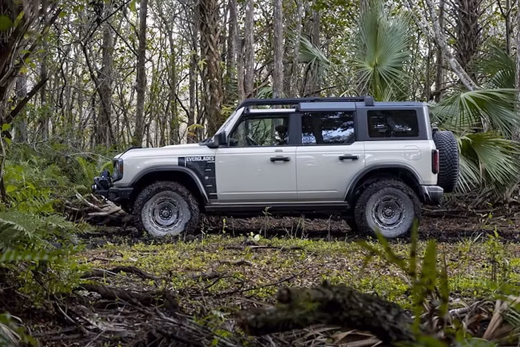 Mới đây, Ford Philippines đã chính thức lên tiếng xác nhận sẽ ra mắt mẫu xe SUV Ford Bronco 2024 tại thị trường này trong thời gian sắp tới. Điều này mở ra nhiều kỳ vọng trong việc mẫu xe này sẽ được phân bổ rộng ở nhiều thị trường Đông Nam Á khác.