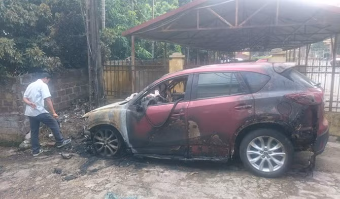 Rất may, không có thiệt hại về người trong vụ cháy này chiếc xe hơi này. Tuy nhiên, thiệt hại về vật chất chắc chắn không nhỏ. Tại hiện trường vụ cháy, chiếc Mazda CX-5 đã bị thiêu rụi toàn bộ và vỡ kính chắn gió trước. Hai bánh trước của chiếc Mazda CX-5 chỉ còn trơ vành.