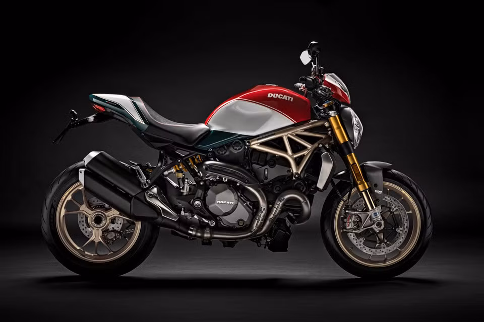 Dòng xe naked-bike Ducati Monster lần đầu tiên được giới thiệu tại hội chợ thương mại Cologne vào năm 1992, bắt đầu sản xuất vào ngày 5/3/1993 và trở thành biểu tượng trong thế giới môtô phân khối lớn sau vài năm. Mẫu xe tạo tiền đề để dòng nakedbike thể thao và một cộng đồng đam mê Monster ngày càng phát triển. Đến nay đã có hơn 325.000 chiếc Monster được sản xuất trên toàn thế giới.