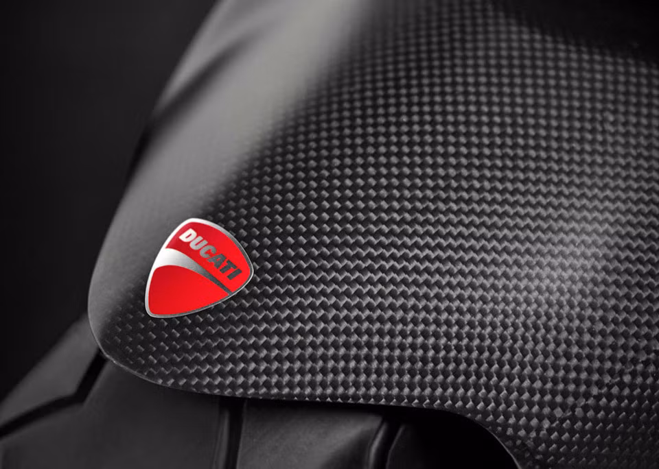 Phiên bản Ducati Monster 1200 25° Anniversario đặc trưng bởi màu sắc lá cờ Italy xuất hiện mọi nơi, trên chắn bùn trước, bình nhiên liệu và cả chỗ ngồi phía sau, lấy cảm hứng từ chiếc Monster S4RS Testastretta Tricolore 2008. Logo kỷ niệm 25 năm cũng được thêu lên yên xe.